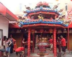 When you enter the temple, you can feel the unique and strong scents coming from the incense. The temple is known for this strong incense which remain